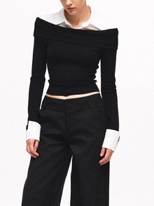 Elegante maglia a maniche lunghe in contrasto bianco e nero con spalle scoperte