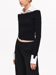 Elegante maglia nera con spalle scoperte e inserti bianchi a contrasto stratificati