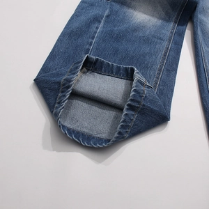 Dettaglio dell'orlo a doppia cucitura e del tessuto denim blu scuro dei pantaloni casual