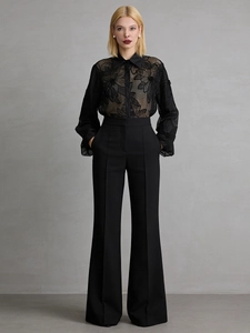 Chemise noire transparente à manches longues avec broderie florale et pantalon large