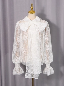 Chemise élégante en dentelle blanche à manches longues avec grand nœud et poignets festonnés