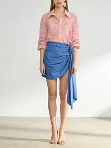 Ensemble élégant chemise en maille brodée rose et jupe bleu marine asymétrique