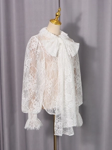 Chemise élégante en dentelle blanche à manches longues avec nœud et broderie florale