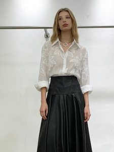 Chemise élégante en mesh à broderie florale blanche et jupe en cuir noir