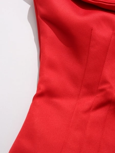 Dettaglio del tessuto rosso con stecche verticali e cuciture fini su un top aderente