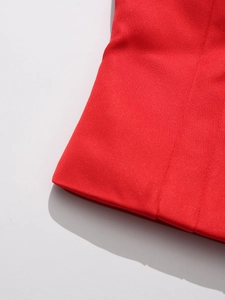 Dettaglio delle cuciture fini e della trama del tessuto rosso del top monospalla chic