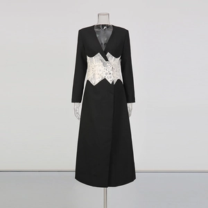 Détail de la robe longue noire à manches longues avec dentelle blanche à la taille