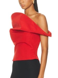 Top rosso aderente con spalla scoperta e pieghe architettoniche strutturate