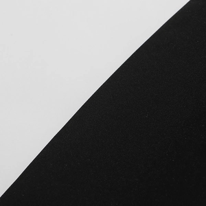 Gros plan sur la texture du tissu en dentelle noire haute densité et le tissage du manteau