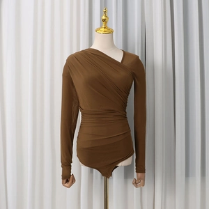 Detail des dunkelbraunen Bodysuits mit asymmetrischem, gerafftem Ausschnitt Design