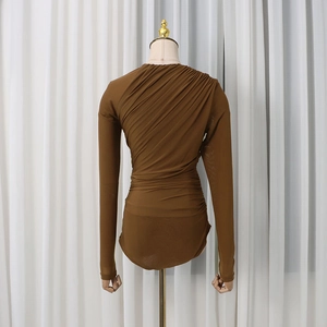 Detailansicht des braunen Bodysuits mit schrägen Falten und halbtransparentem Netzstoff