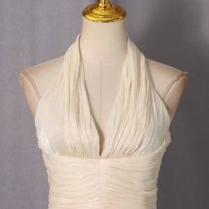Détail du haut dos nu beige avec texture plissée élégante et design à col en V