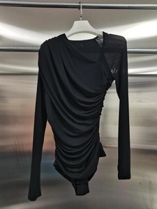 Detail der asymmetrischen Mesh-Schulter und der gerafften Falten auf dem schwarzen Bodysuit