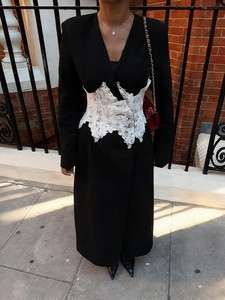Robe Maxi Noire Élégante à Manches Longues Avec Patchwork en Dentelle Blanche à la Taille Coupe Ajustée Col en V Style Britannique Vêtements Femme