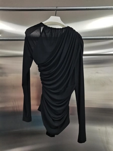 Detail des schwarzen asymmetrischen Jumpsuits mit Mesh-Einsatz und gerafftem Slim-Fit-Design