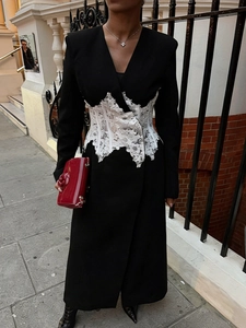 Manteau long noir élégant avec dentelle blanche à la taille et coupe cintrée chic