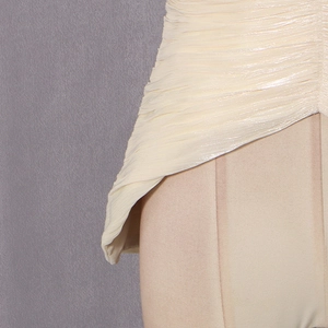 Détail du tissu en mousseline beige plissé élégant montrant la texture et la finition