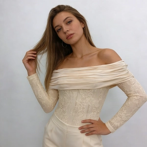 Vue détaillée du body en dentelle beige avec encolure plissée élégante en satin satiné