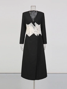 Robe noire élégante à manches longues avec dentelle florale blanche et col en V profond