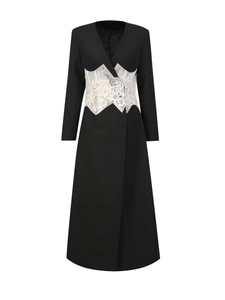 Manteau long noir élégant avec dentelle florale à la taille et col en V épuré