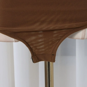 Detailansicht eines braunen Mesh-Bodys mit transparenter Textur und hohem Beinausschnitt