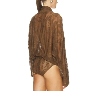 Détail de dentelle florale et manches transparentes sur un body marron sexy