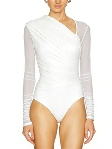 Weißer Langarm-Body mit asymmetrischem Ausschnitt und transparenten Netzärmeln