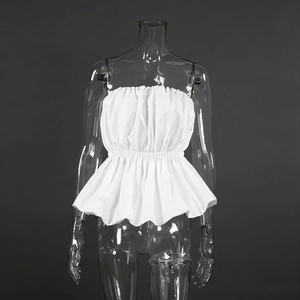 Détail du haut bustier blanc avec taille élastique froncée et ourlet à volants