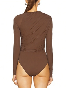 Dunkelbrauner figurbetonter Body mit asymmetrischer Raffung für einen stilvollen Look