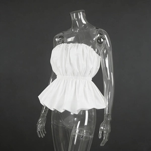 Détail du haut bustier blanc à basque avec volants superposés et poitrine plissée