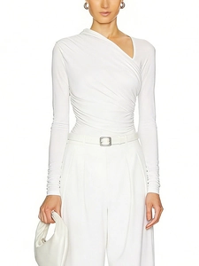 Eleganter weißer asymmetrischer Jumpsuit mit Falten, langen Ärmeln und weitem Bein
