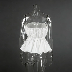 Détail du haut bustier blanc avec fronces élastiques et ourlet à volants élégant