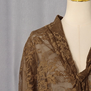 Détail du body en dentelle florale marron avec maille semi-transparente et liens au cou