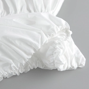 Vue macro détaillée de la texture froncée élastique blanche sur un haut bustier
