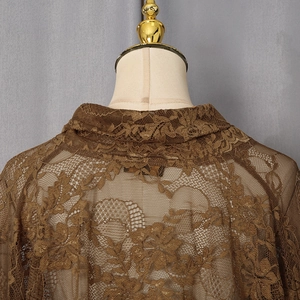 Détail du body en dentelle marron avec col montant et motif floral évidé complexe