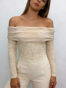 Combinaison crème élégante à épaules dénudées avec dentelle florale et corsage plissé