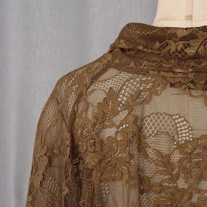 Gros plan du body en dentelle marron avec motifs floraux crochetés et col montant élégant