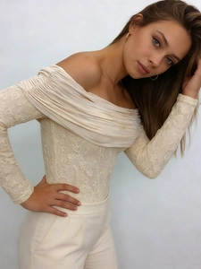 Ensemble élégant avec haut en dentelle à épaules dénudées et pantalon taille haute crème