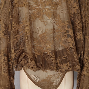 Gros plan détaillé du motif en dentelle marron et texture transparente du body sexy