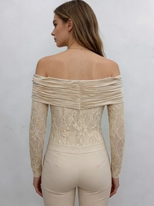 Combinaison en dentelle à épaules dénudées beige champagne avec détails plissés satinés