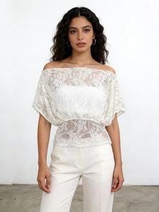 Elegante top bianco con spalle scoperte in pizzo floreale e vestibilità ampia