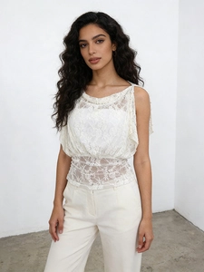 Elegante top senza maniche in pizzo floreale bianco con scollo a cappuccio da donna