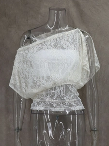 Elegante top in pizzo bianco con spalle scoperte e motivo floreale all'uncinetto