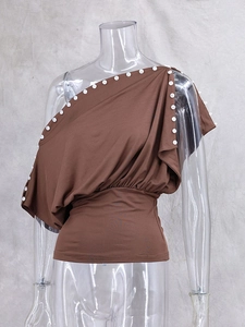 Top in maglia marrone scuro monospalla con bottoni bianchi e design aderente