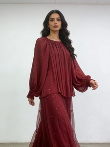 Ensemble rouge foncé avec haut plissé à manches longues et jupe en mesh à paillettes