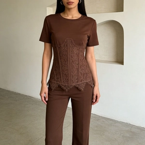 Set completo marrone con top in pizzo a vita stretta e pantaloni coordinati