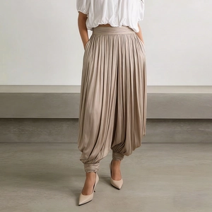 Détail de la taille haute plissée et des ourlets resserrés du pantalon lanterne kaki