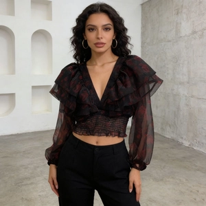 Dettaglio del crop top floreale con spalle a volant e profondo scollo a V sexy