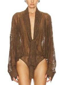 Body en dentelle marron foncé avec col en V profond et manches lanterne sur fond blanc