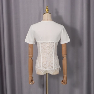 Dettaglio della vita in pizzo bianco e bordo a ciglia sulla maglia aderente da donna